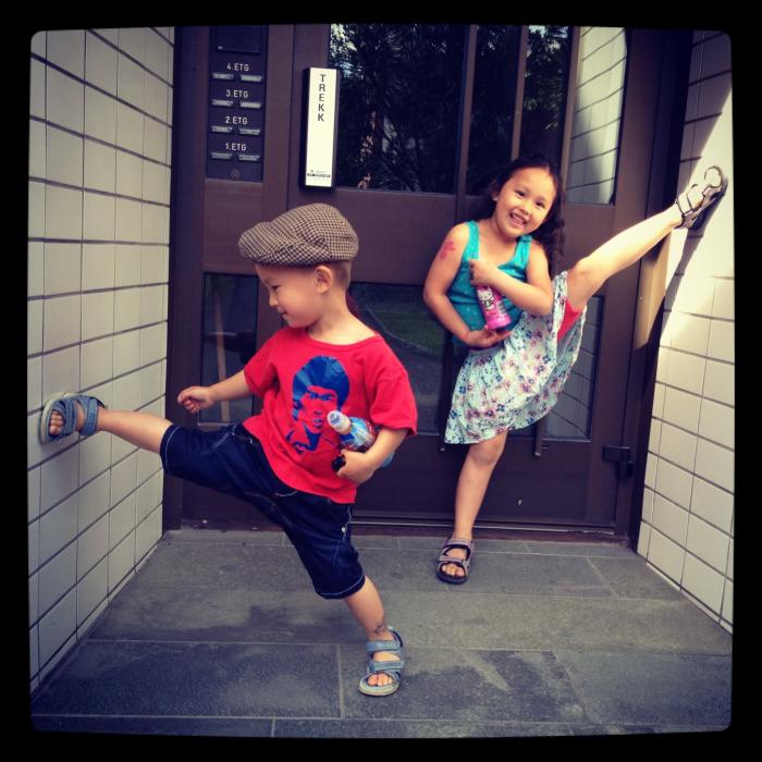 Me and my sister yoping, check the awesome Bruce Lee t-shirt