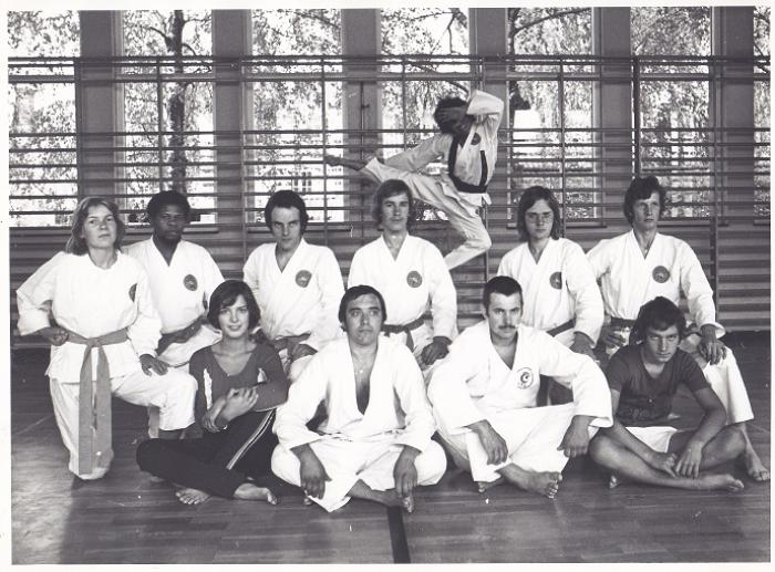 Kongsvinger 1978 with Tien Ton That "flying" in the background. Me number three from left second row.